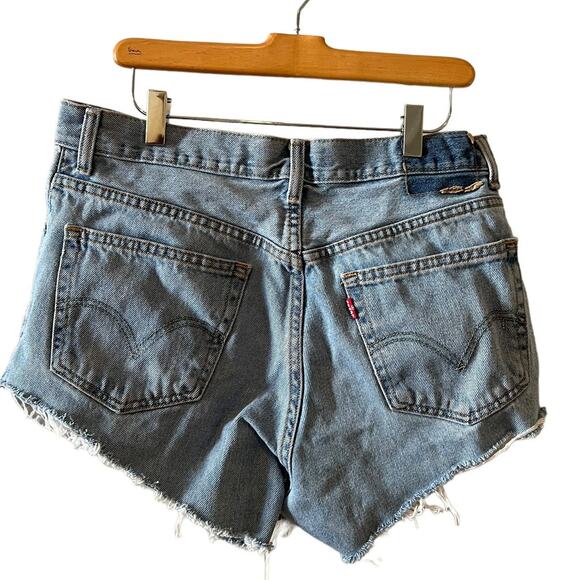 Vintage Levis 560 frayed hem high waisted denim jean shorts - Picture 2 of 8